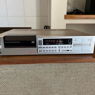 Technics SL-P8 Compact Disc Player, Sold As Is Parts Or Repair, Only Power On.