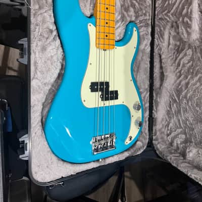 Fender American Professional II Precision Bass with Maple Fretboard 2020 - Present - Miami Blue