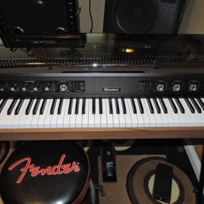 Rhodes MK8 2025 - black/wood surround