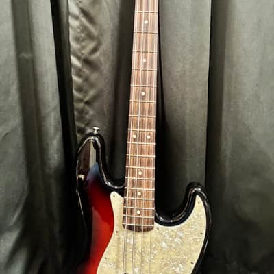 Fender American Professional Jazz Bass with Rosewood Fretboard 2017 - 2019 - 3-Color Sunburst