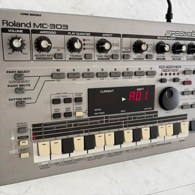 Roland MC-303 Groovebox 1990 - 1998 - Silver