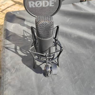 RODE NT1 Large Diaphragm Cardioid Condenser Microphone 2013 - 2022 - Black