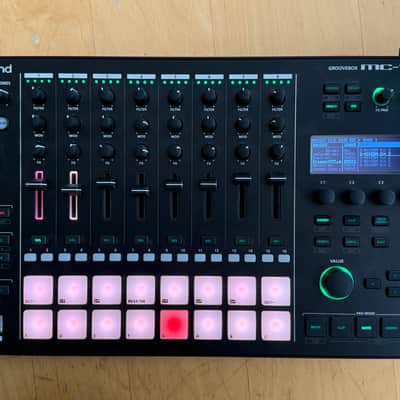 Roland MC-707 Groovebox β Mint Condition w/ Box & PSU + Manual