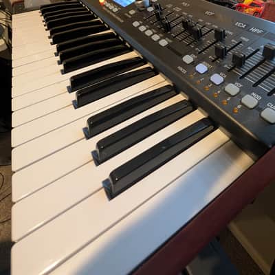 Behringer DeepMind 6 37-Key 6-Voice Polyphonic Analog Synth 2017 - Present - Black