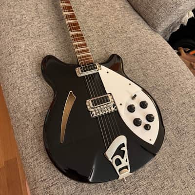 Rickenbacker 360 2023 Jetglo, with Mono double gig bag.