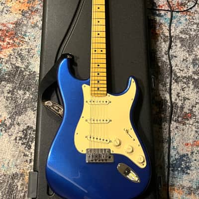Fender American Ultra Stratocaster with Maple Fretboard 2019 - Present - Cobra Blue