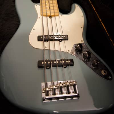 2019 Fender American Professional Jazz Bass V with Maple Fretboard and OHSC - Sonic Grey